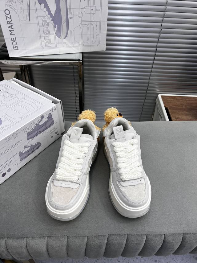 出厂 于文文同款小众品牌13Demarzo现在脚上也长“”了 可拆装玩偶 鞋子和小熊居然也能搭配到了一起，软萌可爱的小熊通过弹力纽扣固定 很牢固 不易脱落 拼接